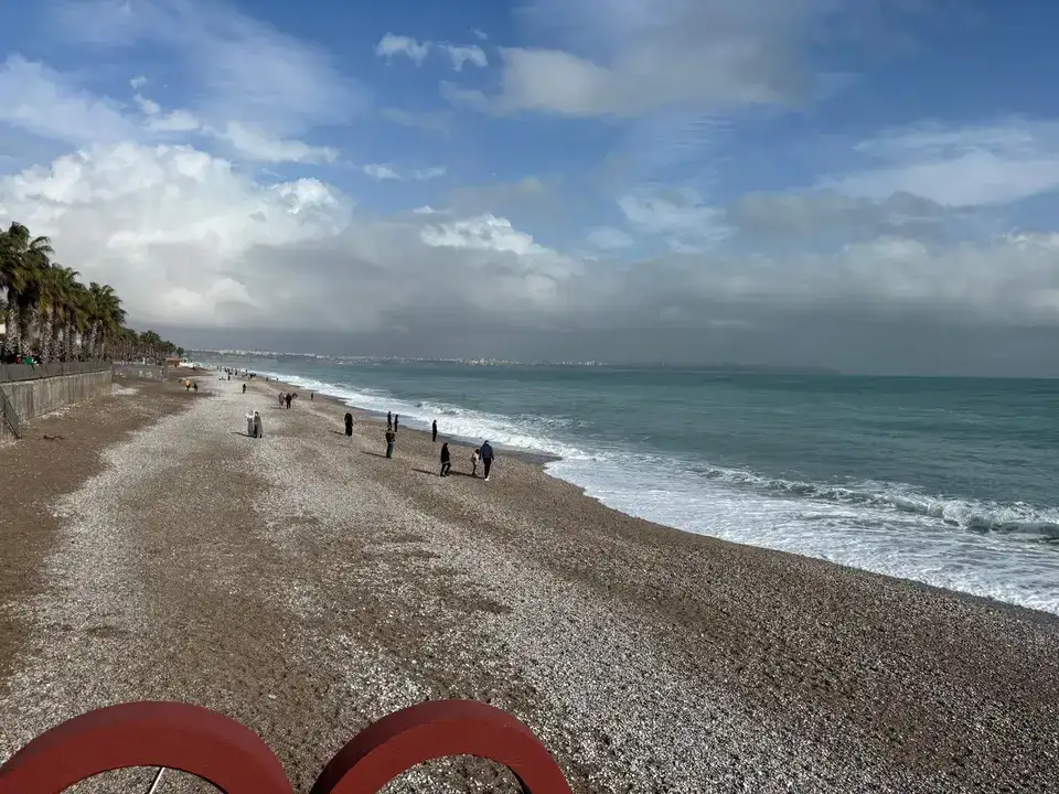 Fırtına Dinince Konyaaltı Sahili Doldu 5